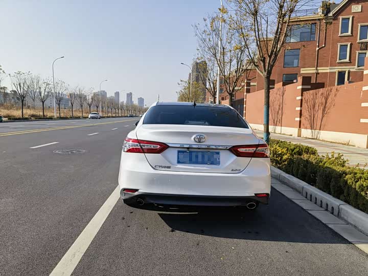 Фото 8 - Toyota Camry