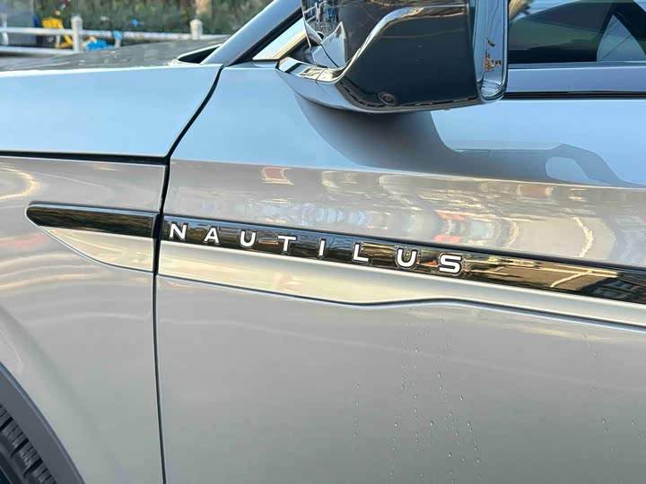 Фото 8 - Lincoln Nautilus