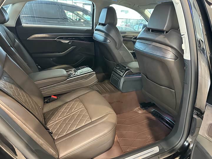 Фото 7 - Audi A8