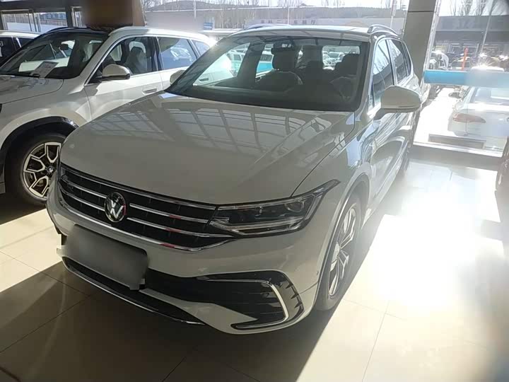 Фото 2 - Volkswagen Tiguan L Pro