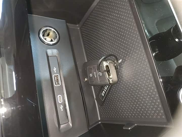 Фото 9 - Volkswagen Tiguan L Pro