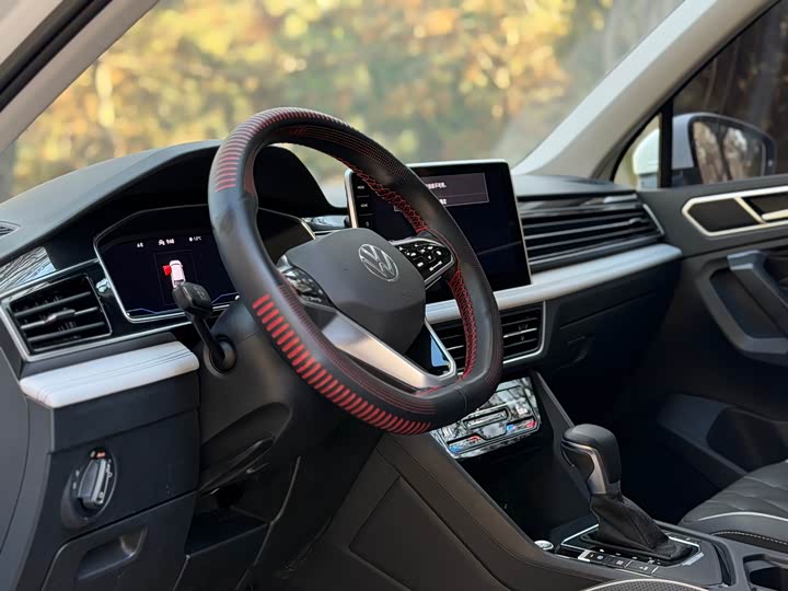 Фото 4 - Volkswagen Tiguan L Hybrid