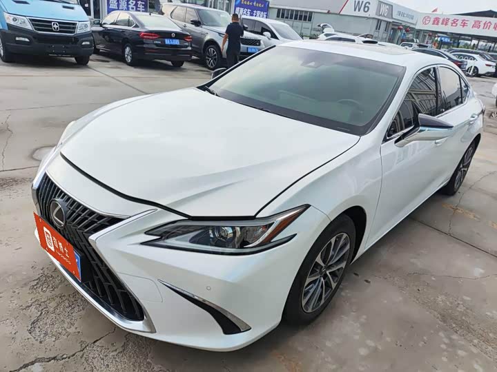 Фото 1 - Lexus ES