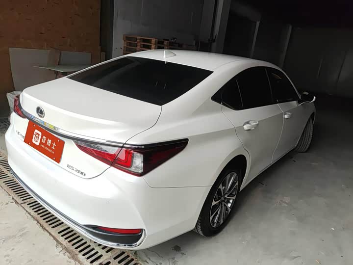Фото 3 - Lexus ES