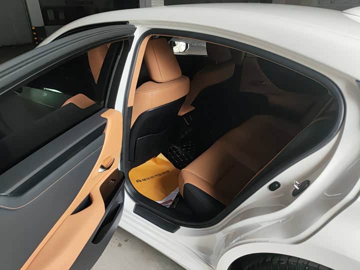 Фото 5 - Lexus ES