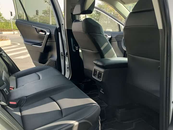 Фото 9 - Toyota RAV4