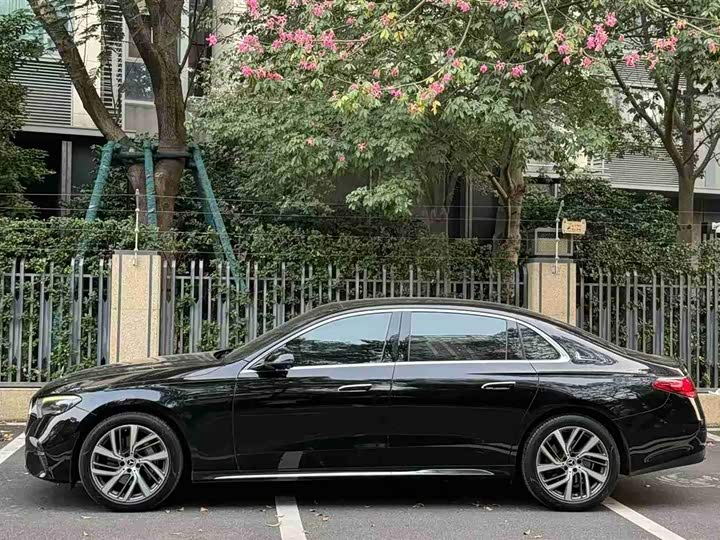 Фото 2 - Mercedes-Benz E-Class