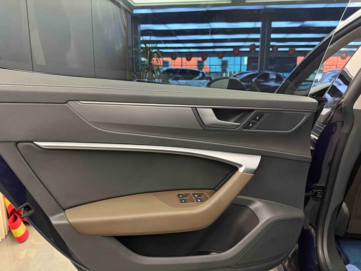 Фото 7 - Audi A7L