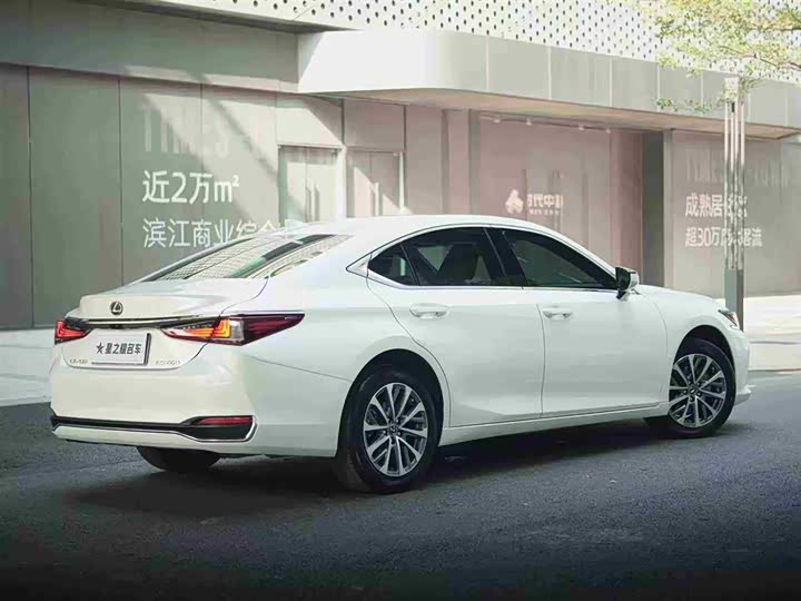 Фото 3 - Lexus ES