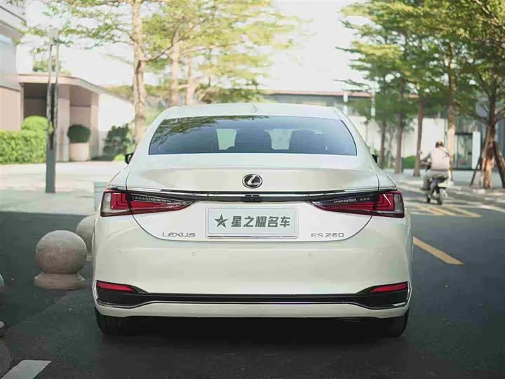 Фото 4 - Lexus ES