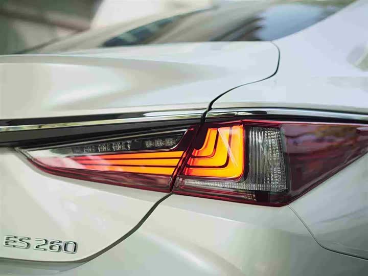 Фото 6 - Lexus ES