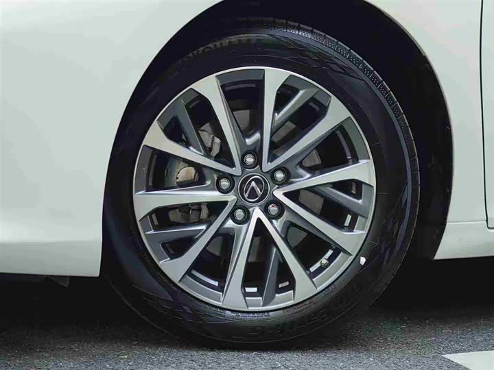 Фото 7 - Lexus ES