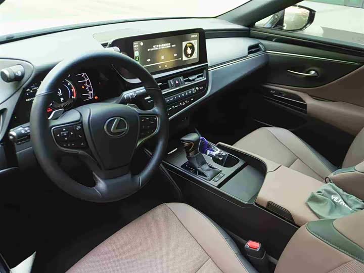 Фото 9 - Lexus ES