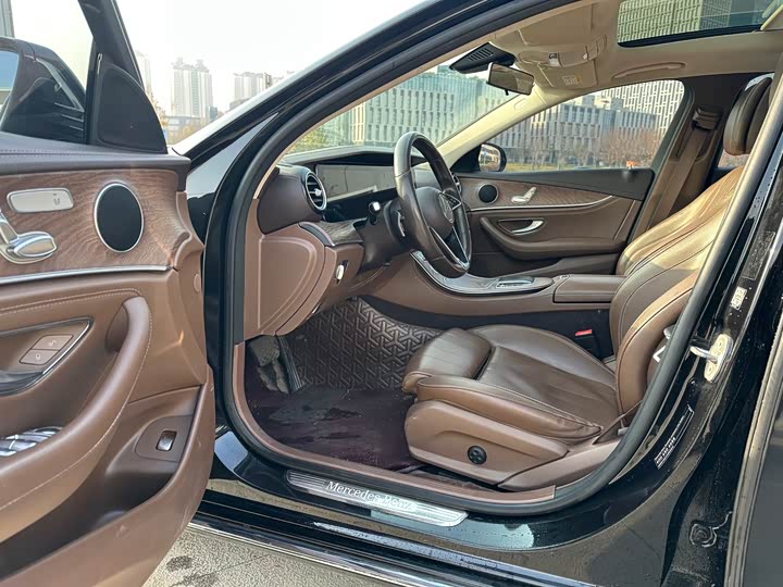 Фото 4 - Mercedes-Benz E-Class