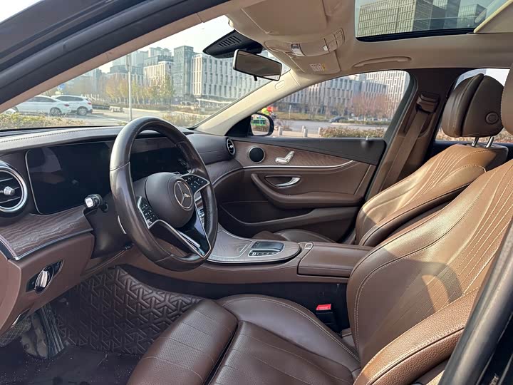 Фото 5 - Mercedes-Benz E-Class