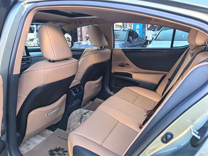 Фото 7 - Lexus ES