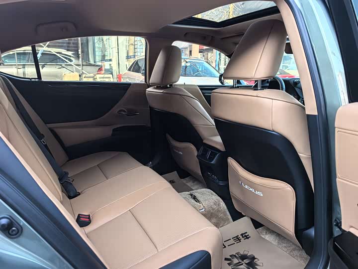 Фото 9 - Lexus ES