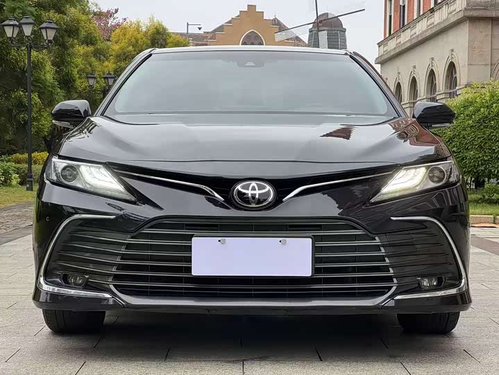 Фото 2 - Toyota Camry
