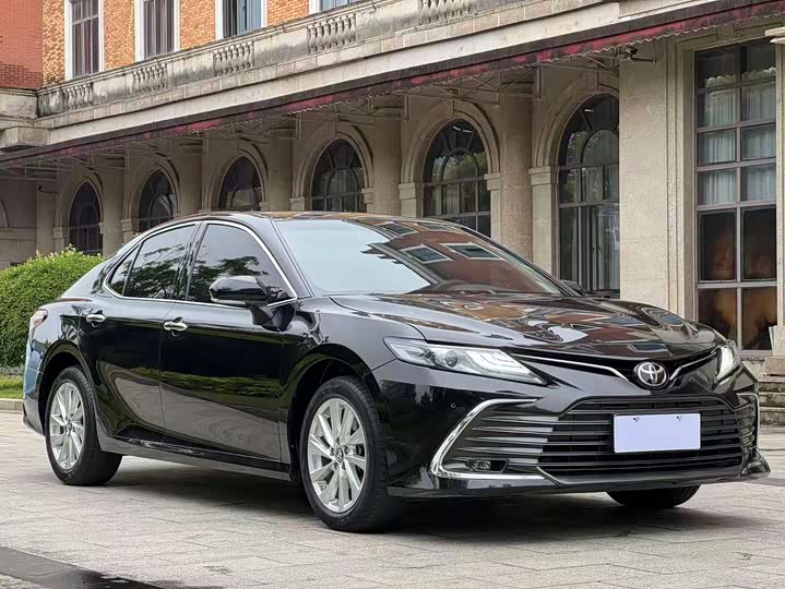 Фото 4 - Toyota Camry