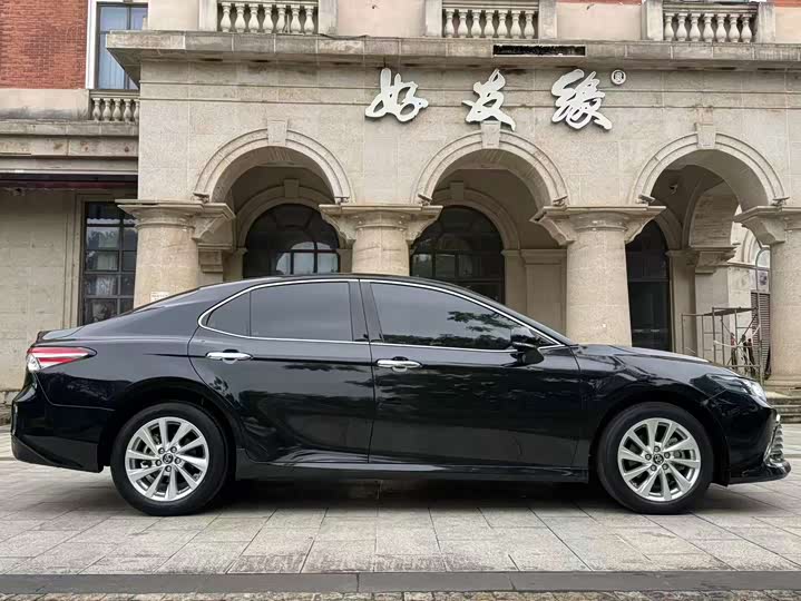 Фото 8 - Toyota Camry
