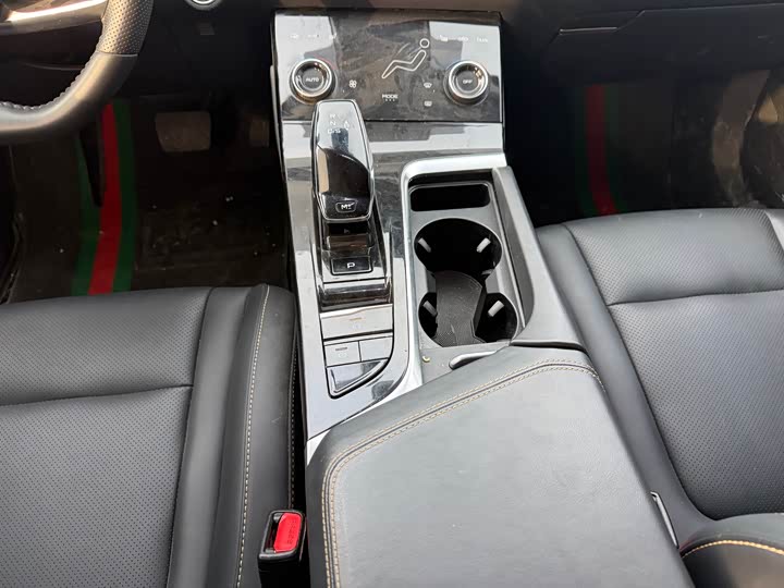 Фото 7 - Bestune B70