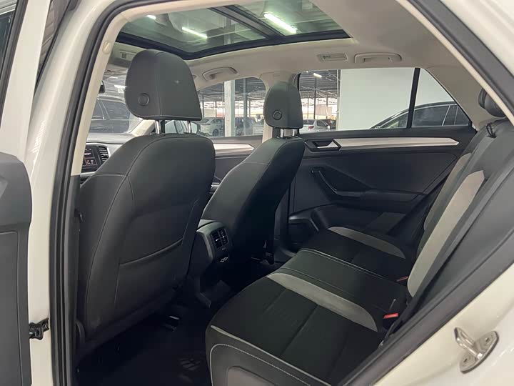 Фото 8 - Volkswagen T-Roc