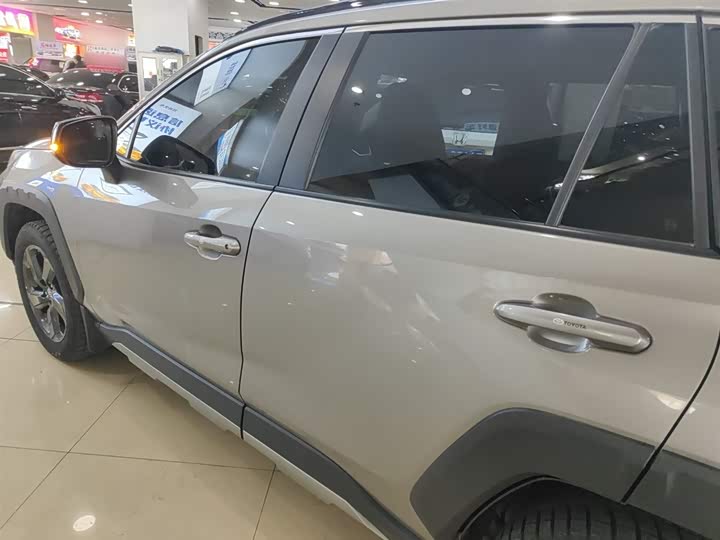 Фото 5 - Toyota RAV4