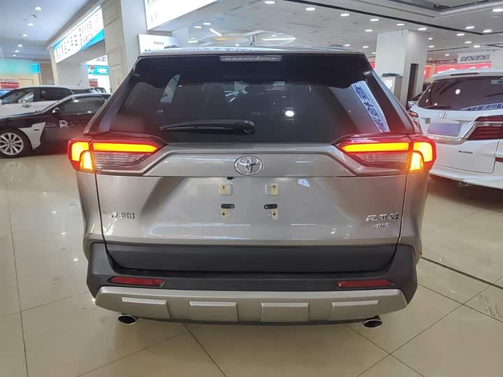 Фото 6 - Toyota RAV4