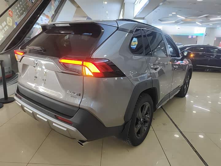 Фото 7 - Toyota RAV4
