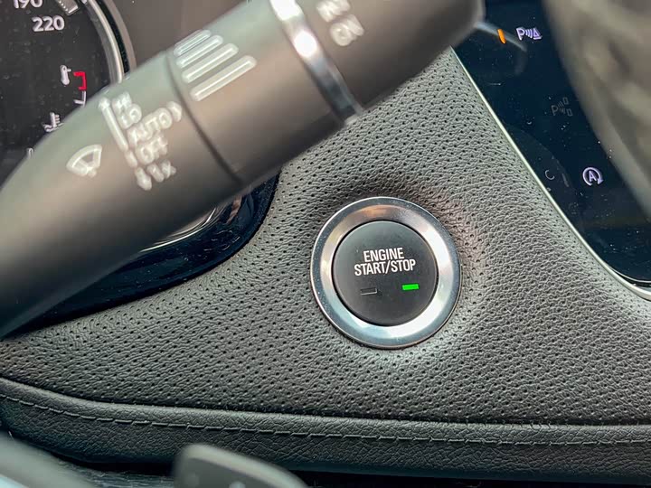 Фото 8 - Cadillac XT5