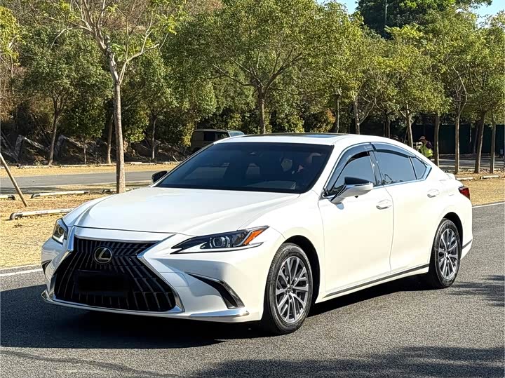 Фото 1 - Lexus ES