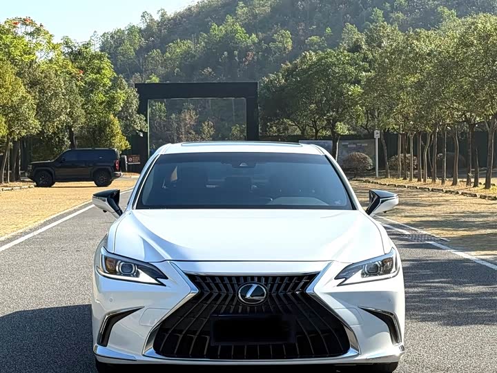 Фото 2 - Lexus ES