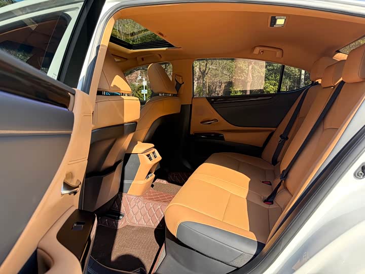 Фото 6 - Lexus ES