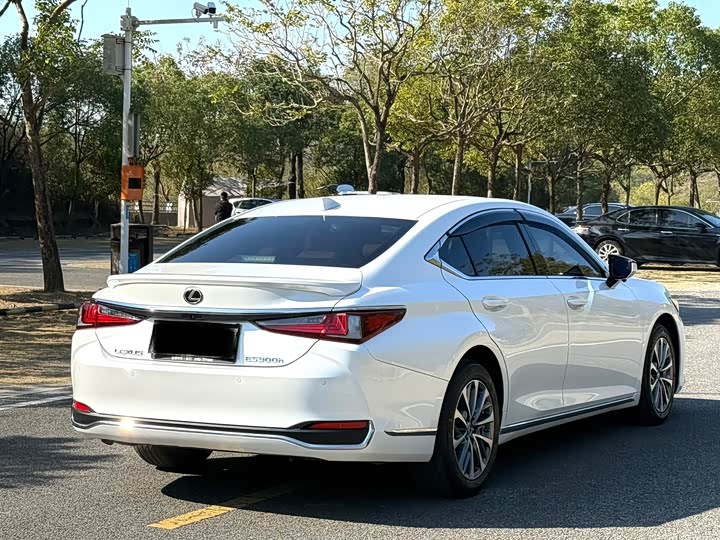 Фото 7 - Lexus ES