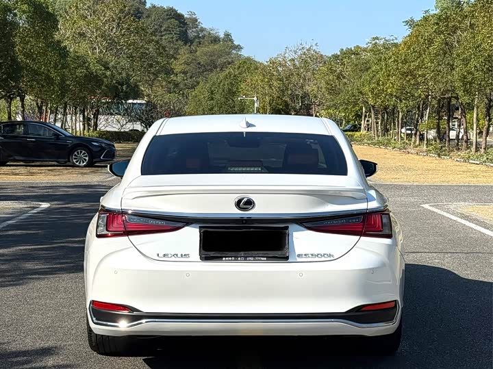 Фото 8 - Lexus ES