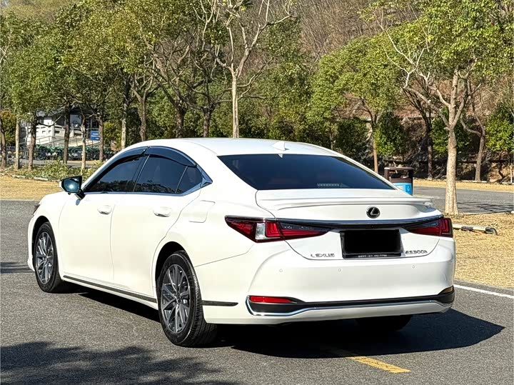 Фото 9 - Lexus ES