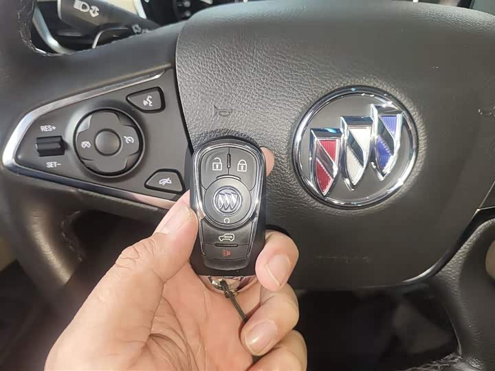 Фото 9 - Buick GL8 ES