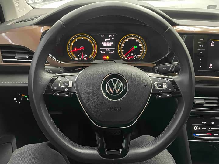 Фото 8 - Volkswagen Tharu