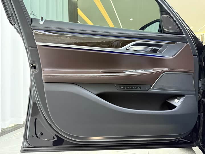 Фото 3 - BMW 7 Series