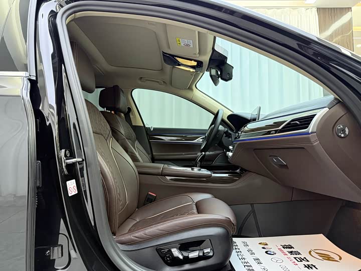 Фото 9 - BMW 7 Series