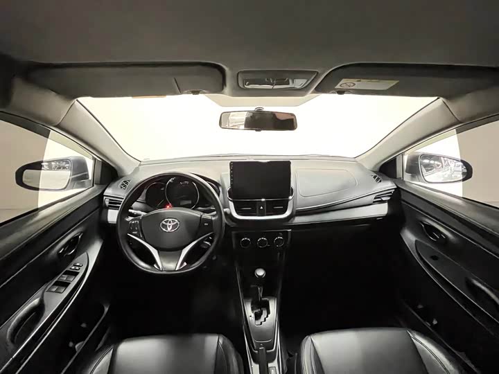 Фото 4 - Toyota Yaris L