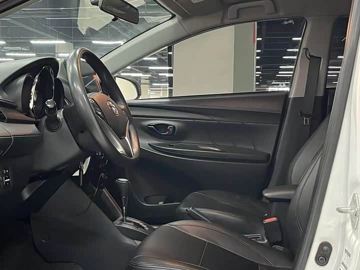 Фото 5 - Toyota Yaris L