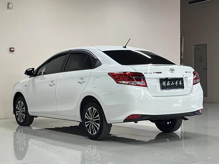 Фото 7 - Toyota Yaris L