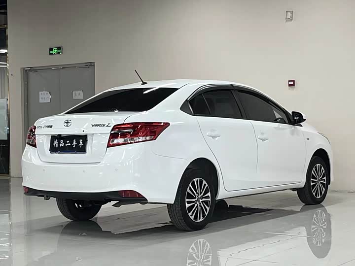 Фото 9 - Toyota Yaris L