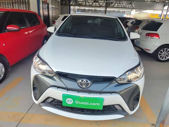 Фото 3 - Toyota Yaris L Hatchback