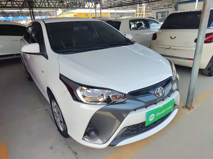 Фото 4 - Toyota Yaris L Hatchback