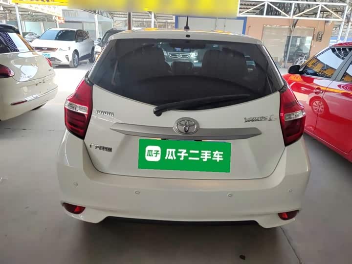 Фото 6 - Toyota Yaris L Hatchback