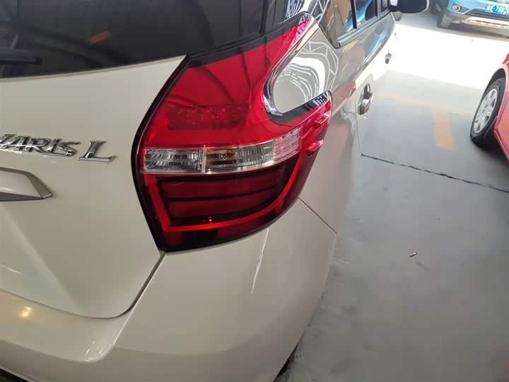 Фото 8 - Toyota Yaris L Hatchback