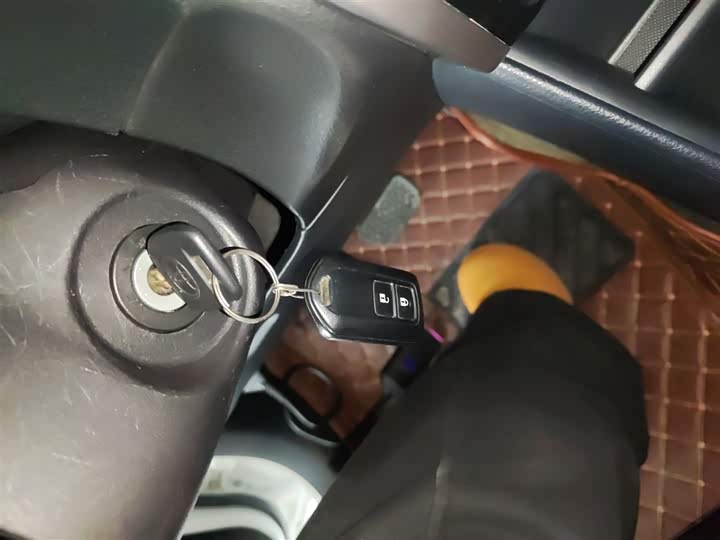 Фото 9 - Toyota Yaris L Hatchback