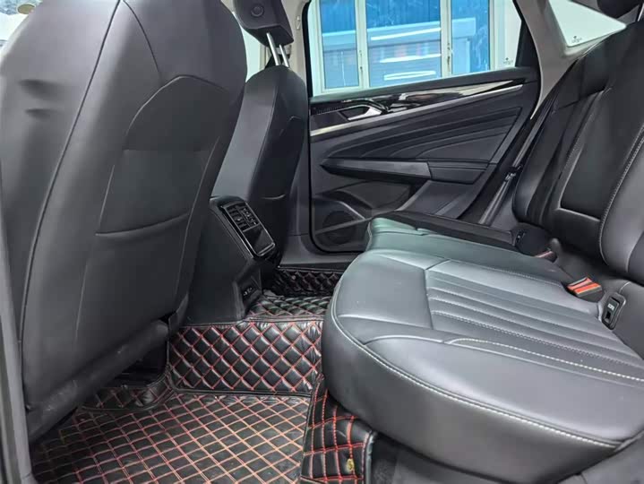 Фото 8 - Volkswagen Passat